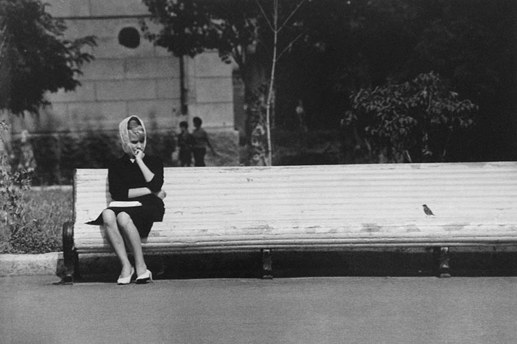 Junge Frau auf langer Bank | analoges Foto / Handabzug S/W | 1973 | Dnjepropjetrowsk 