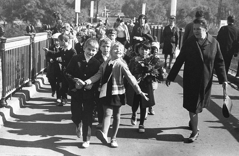 Frauen und Kinder | analoges Foto / Handabzug S/W | 2010 | Halle 