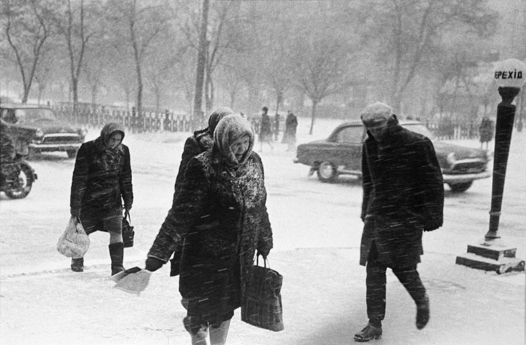 Passanten im Schnee | analoges Foto / Handabzug S/W | 1994 | Dnjepropjetrowsk 
