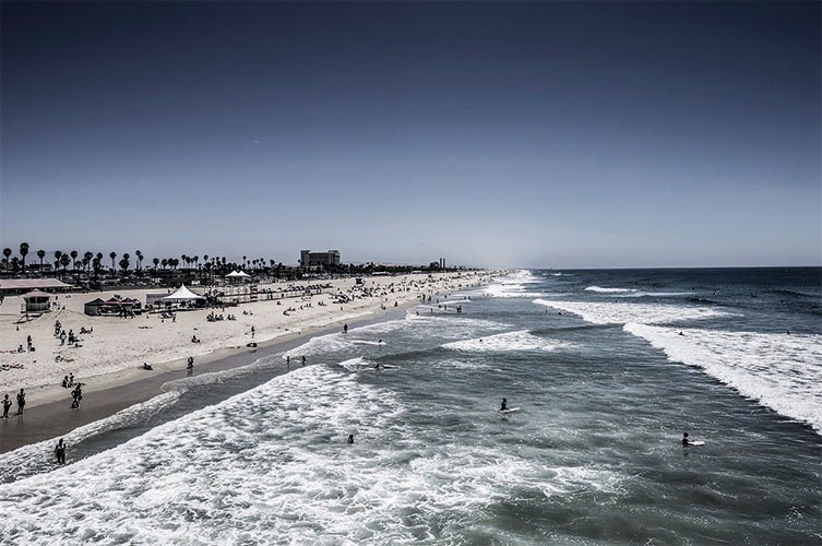 Huntington Beach I - 2012, 90x60cm, fineArt print auf GlossArtFibre kaschiert, auf 4mm AluDiBond, Schattenfugenrahmen Nussbaum massiv