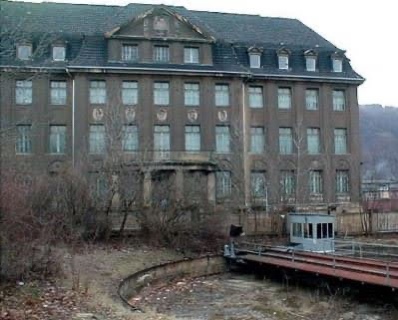 Verwaltungsgebäude, im Vordergrund die Zugdrehscheibe
