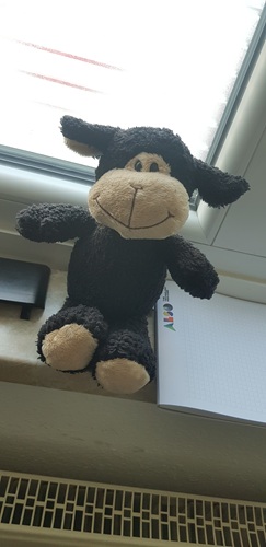 Foto zeigt 3 Tafeln Schokolade sowie eine Papiertütet auf der eine Gabel liegt. Der Inhalt ist nicht zu erkennen.