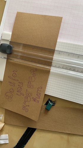 Foto zeigt das fertige Druckobjekt wie es zugeschnitten wird.