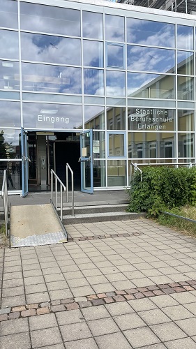 Foto vom Eingang der Berufsschule in Erlangen