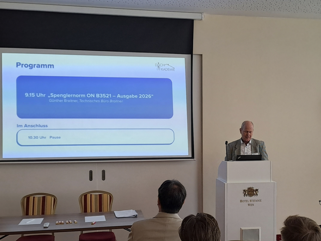 Moderator und erster Vortragender des Dachtages 2026 Günther Braitner