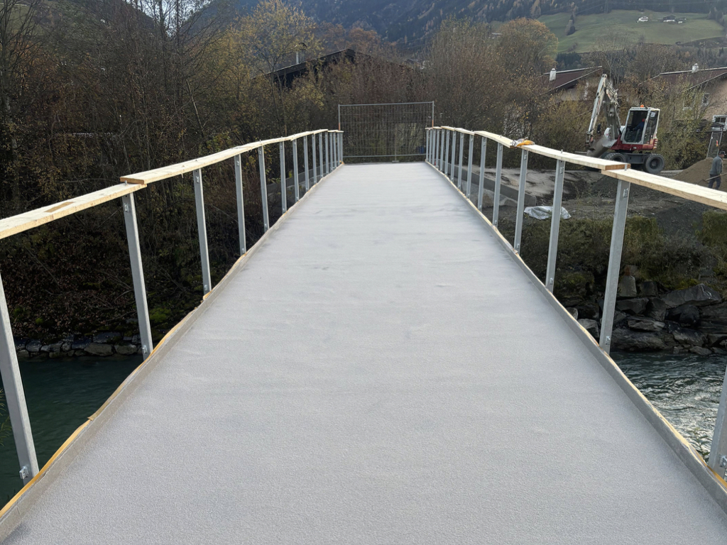 Brückenabdichtung mit Triflex: Die neue Fahrradbrücke über die Salzach in Mittersill ist dank Triflex AWS perfekt vor Witterungseinflüssen geschützt.