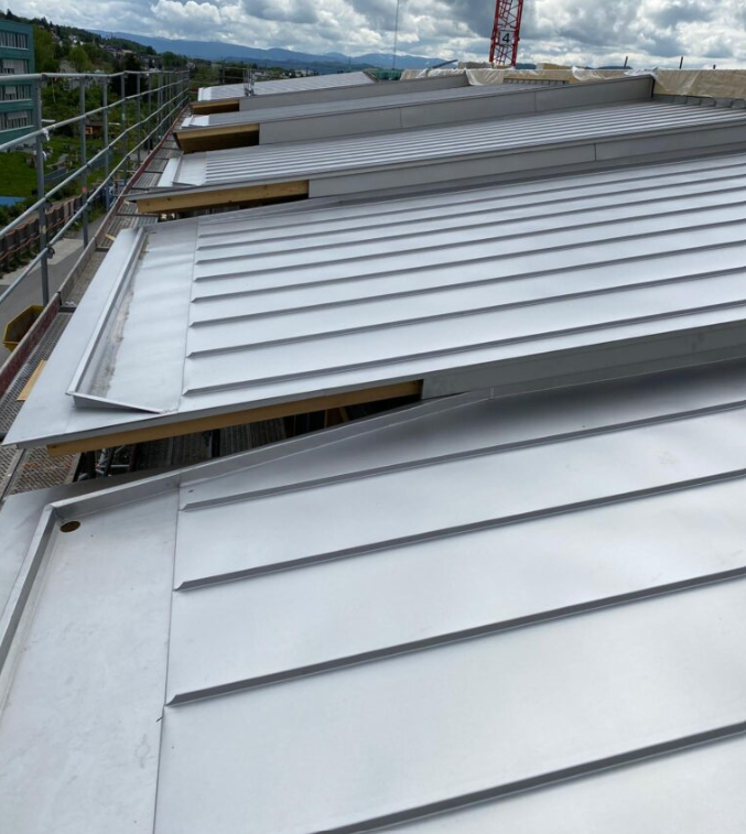 Die Saumrinnen Lösung wurde von der Spenglerei Metec AG aus Zürich elegant umgesetzt. Kinderspital Zürich-Lengg | Uginox Top 304 | © Scherrer Metec AG