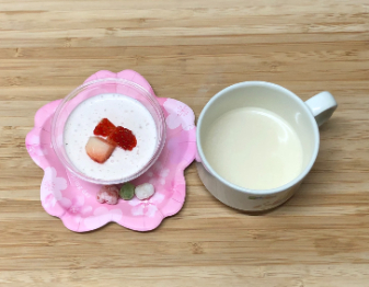 いちごムースとひなあられ