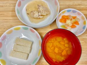食パン／かぼちゃスープ／白身魚の煮つけ／キャベツサラダ