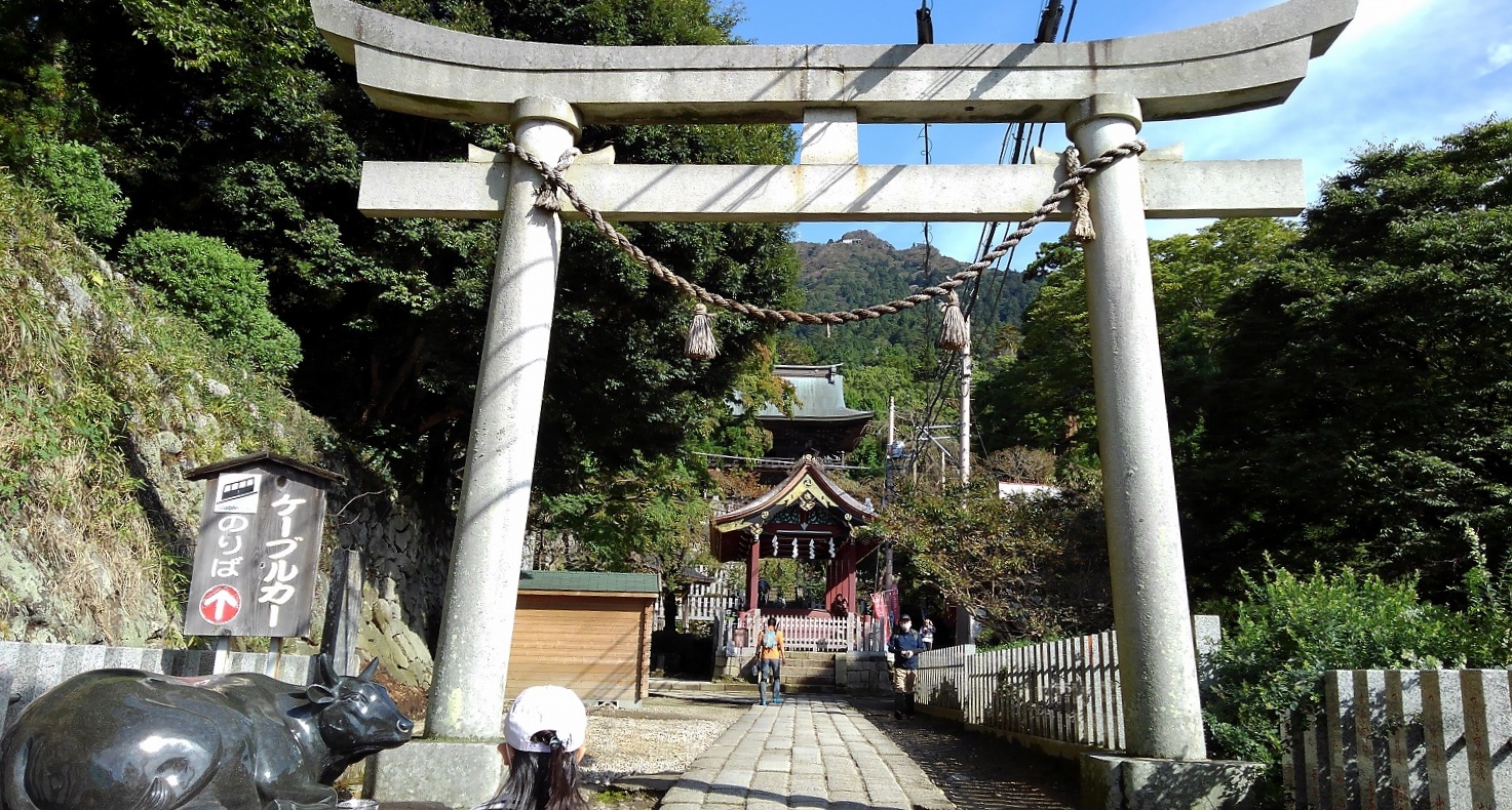 筑波山神社鳥居から筑波山山頂を眺める