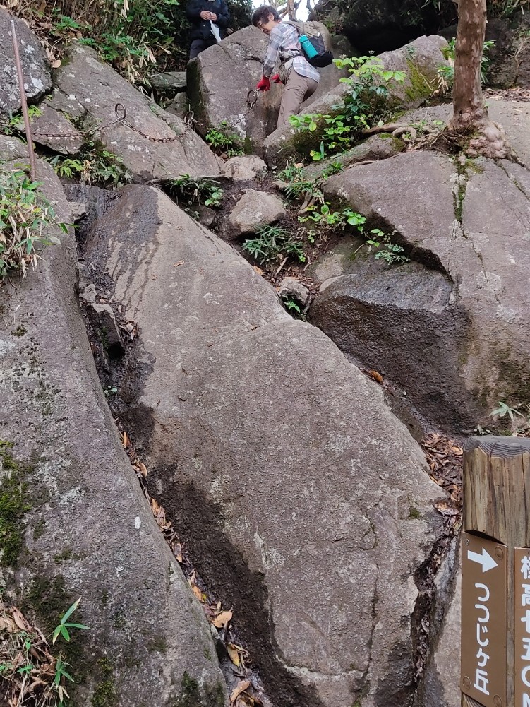 岩、岩、岩の下山
