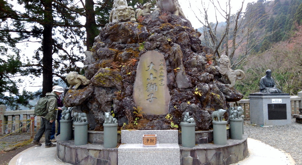 大山獅子像　祭神が親子の関係にある富士山の石を積み上げた。中国の青石で彫った十二支親子が囲み、その年の干支が正面に並ぶ