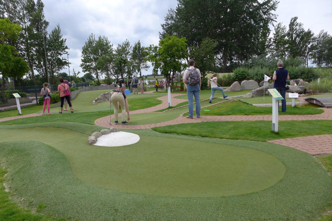 Minigolf auf Kunstrasen - ein Erlebnis für Jung und Alt