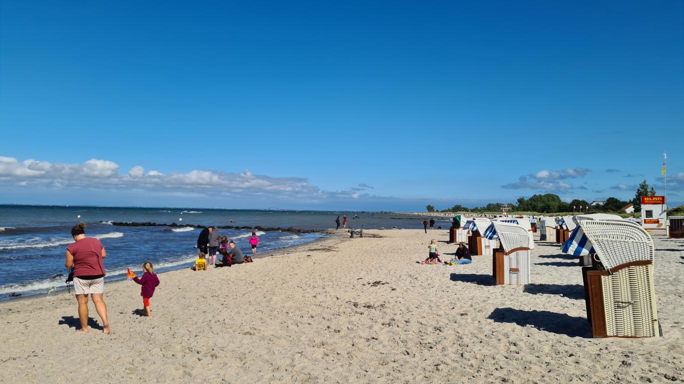 der Sand- und Dünenstrand erstreckt sich auf über 4 Kilometer