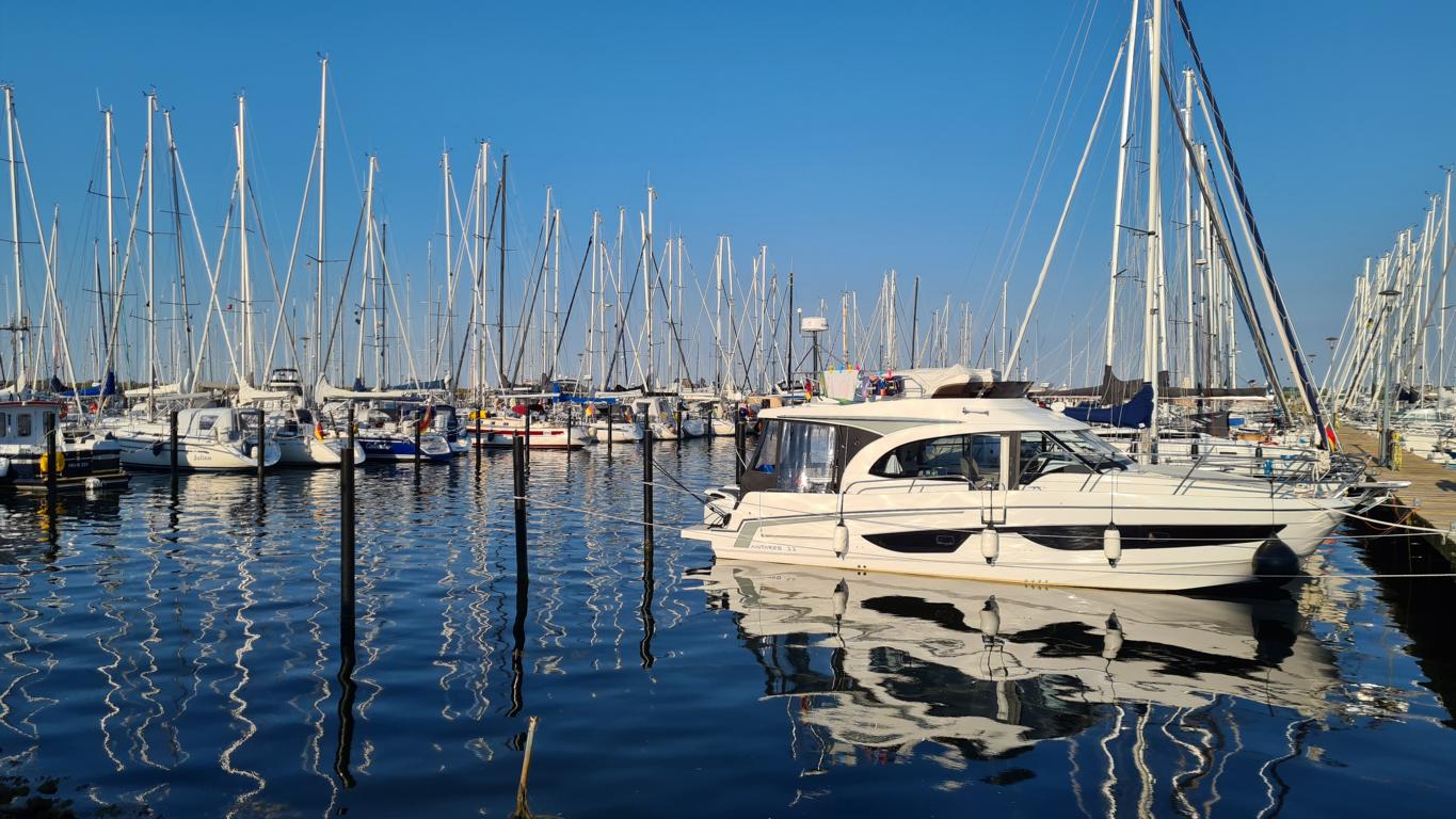 der Yachthafen mit eigener Fußgängerzone bietet zahlreiche gastronomische Angebote - zum Mitnehmen oder gemütlich Sitzen