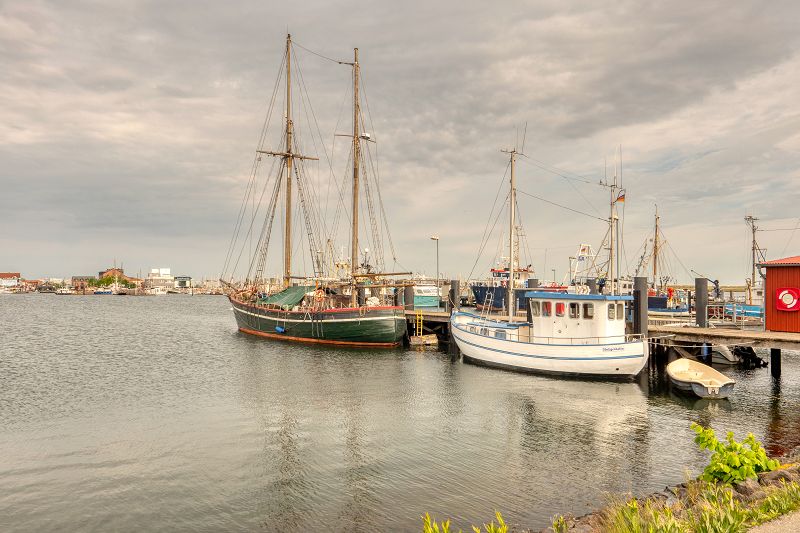 Fischerboote am Hafen - Fischbrötchen gibt es fast überall
