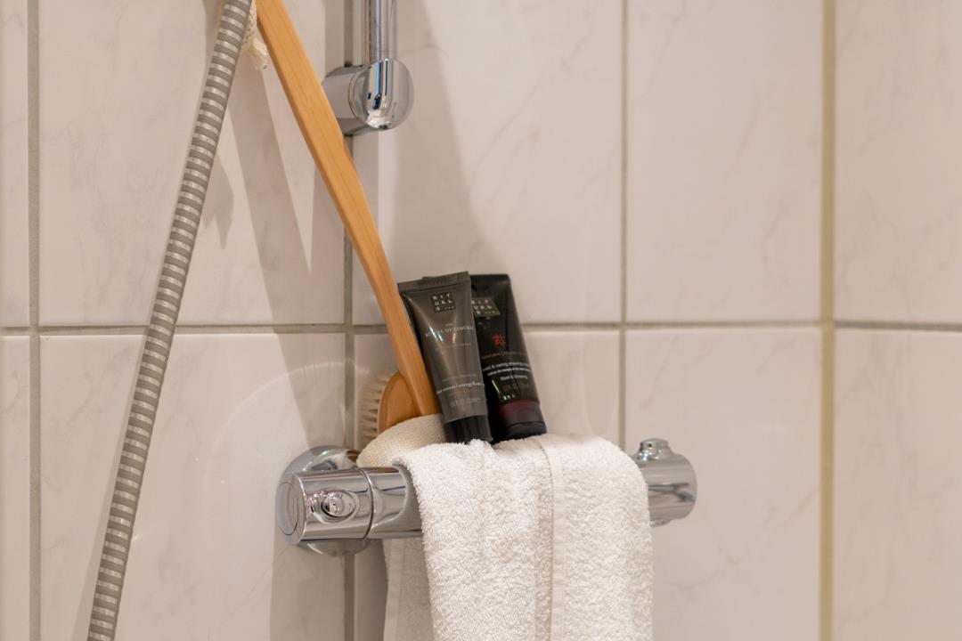 ein hell ausgeleuchtetes Duschbad ...