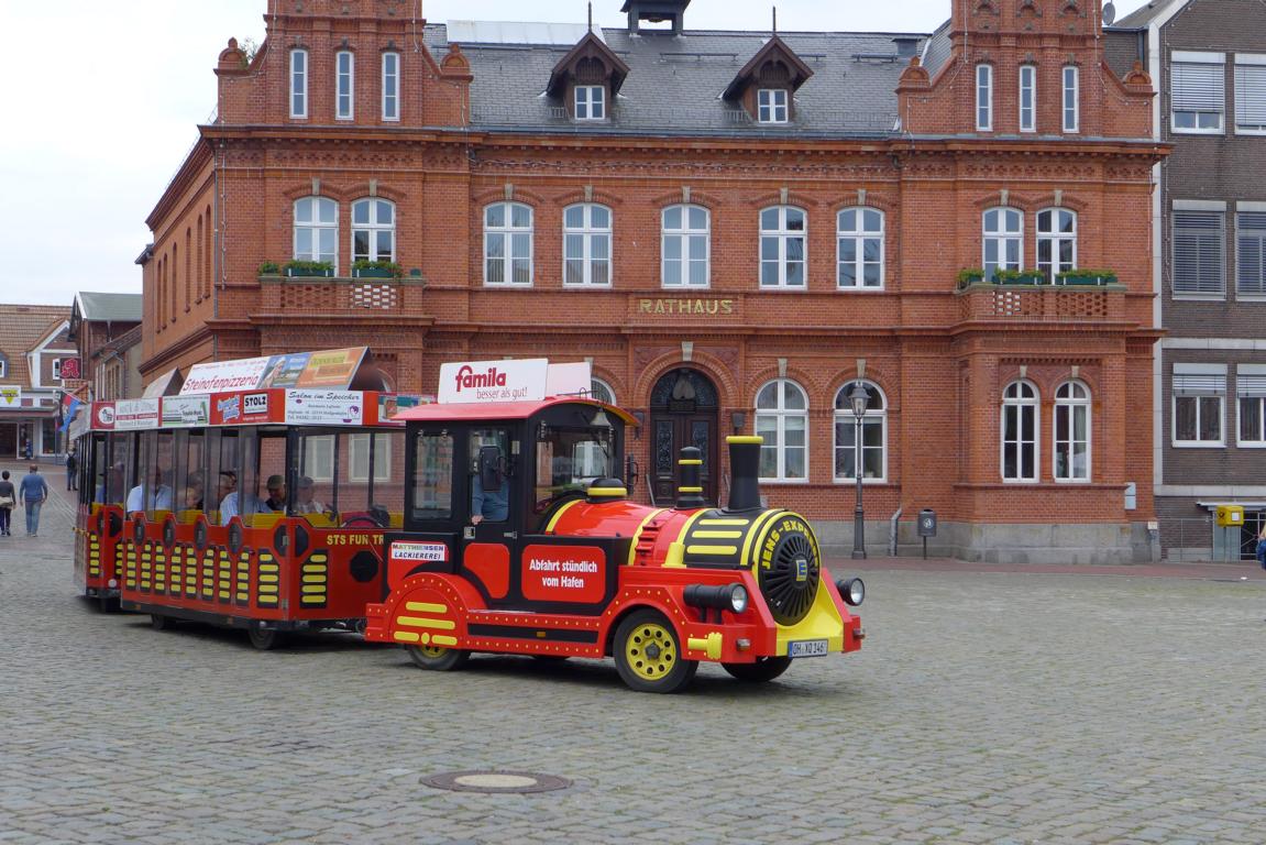das Rathaus und die Bäderbahn