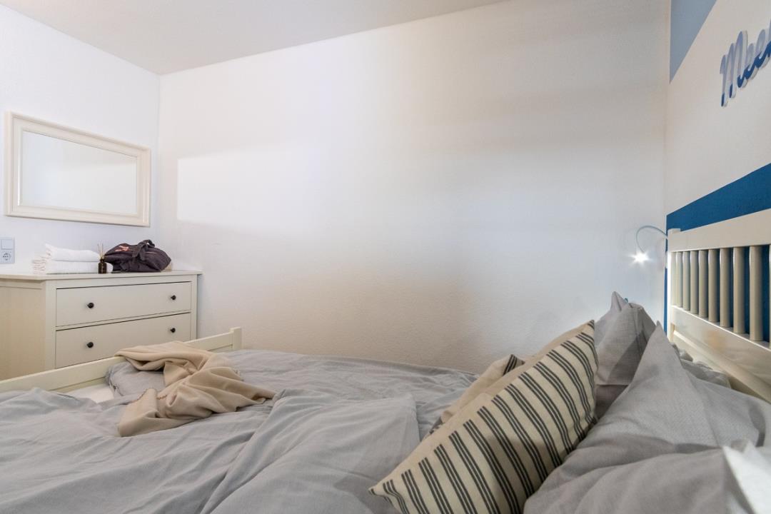 das Schlafzimmer ist mit großem Doppelbett 180 x 200 ausgestattet ...