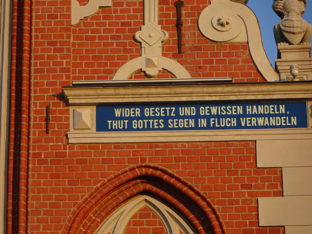 Fassadeninschrift auf dem Schwarzhäupterhaus.