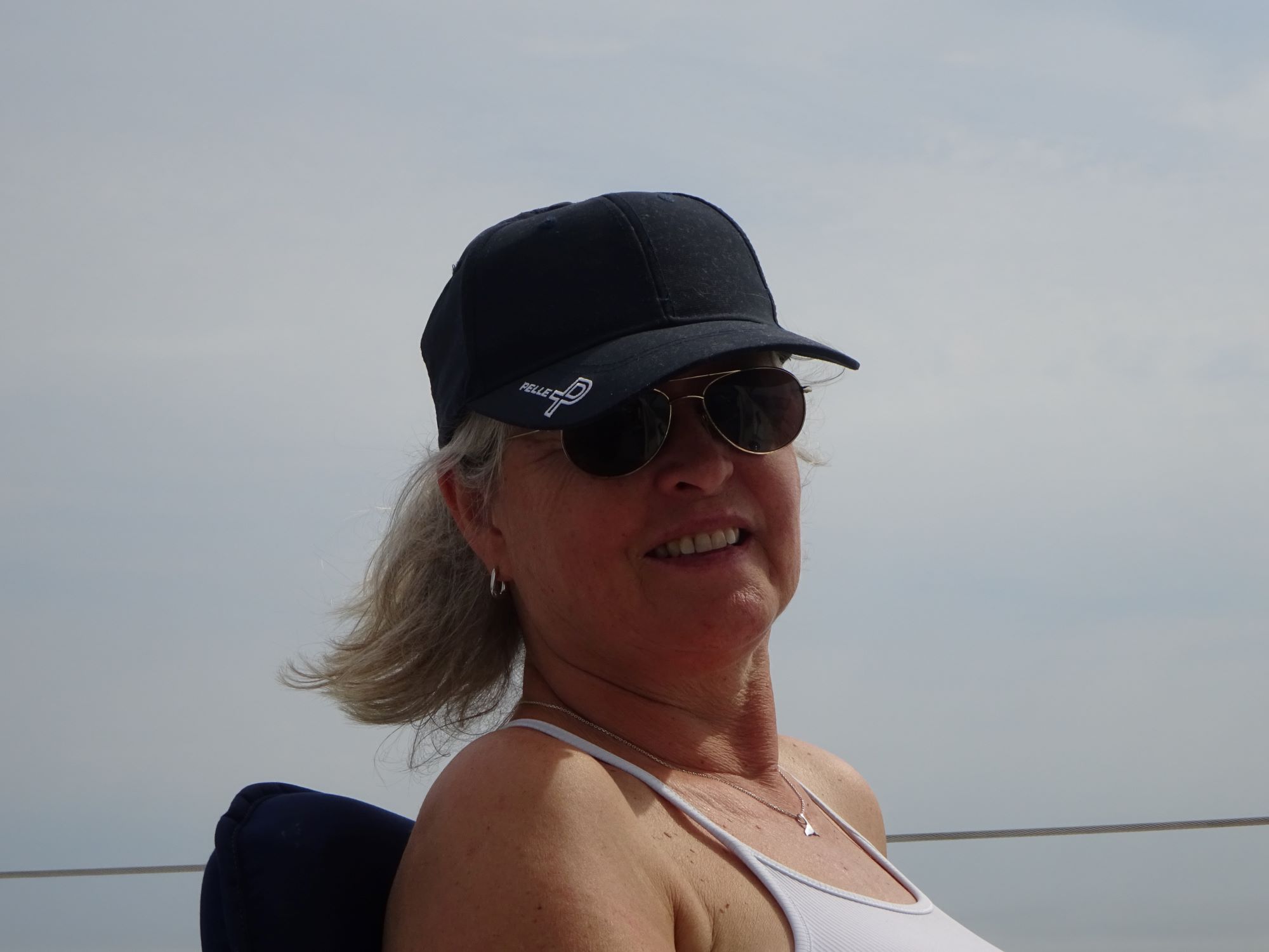 Frau Schlott genießt den Sonnenschein beim Segeln