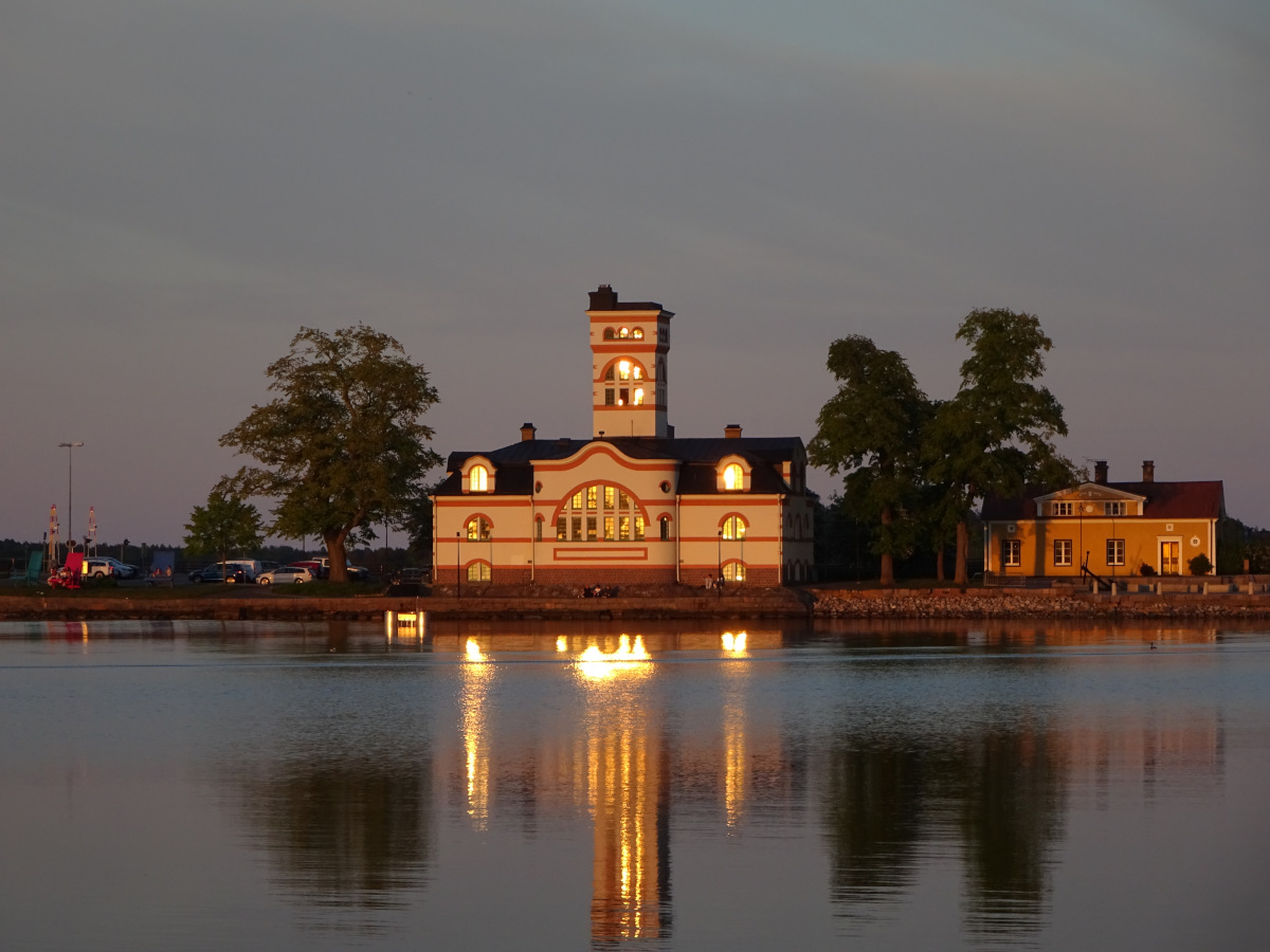 Das alte Badehaus auf Stegholmen/Västervik im Sonnenuntergangs-Licht