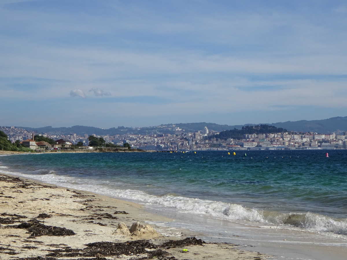 Strand von Cangas mit Blick auf Vigo