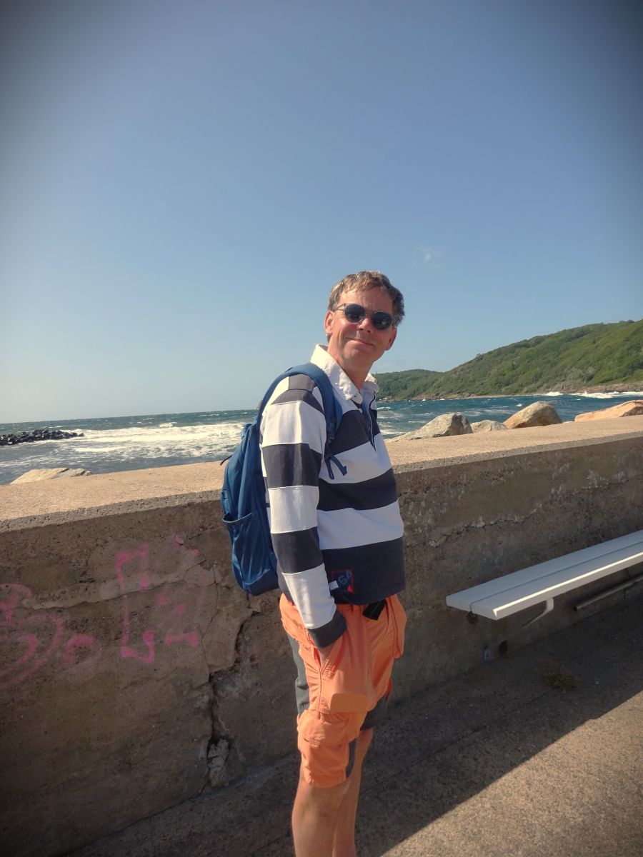 Wir haben gut lachen: in Mölle brausen die Wellen in den Hafen