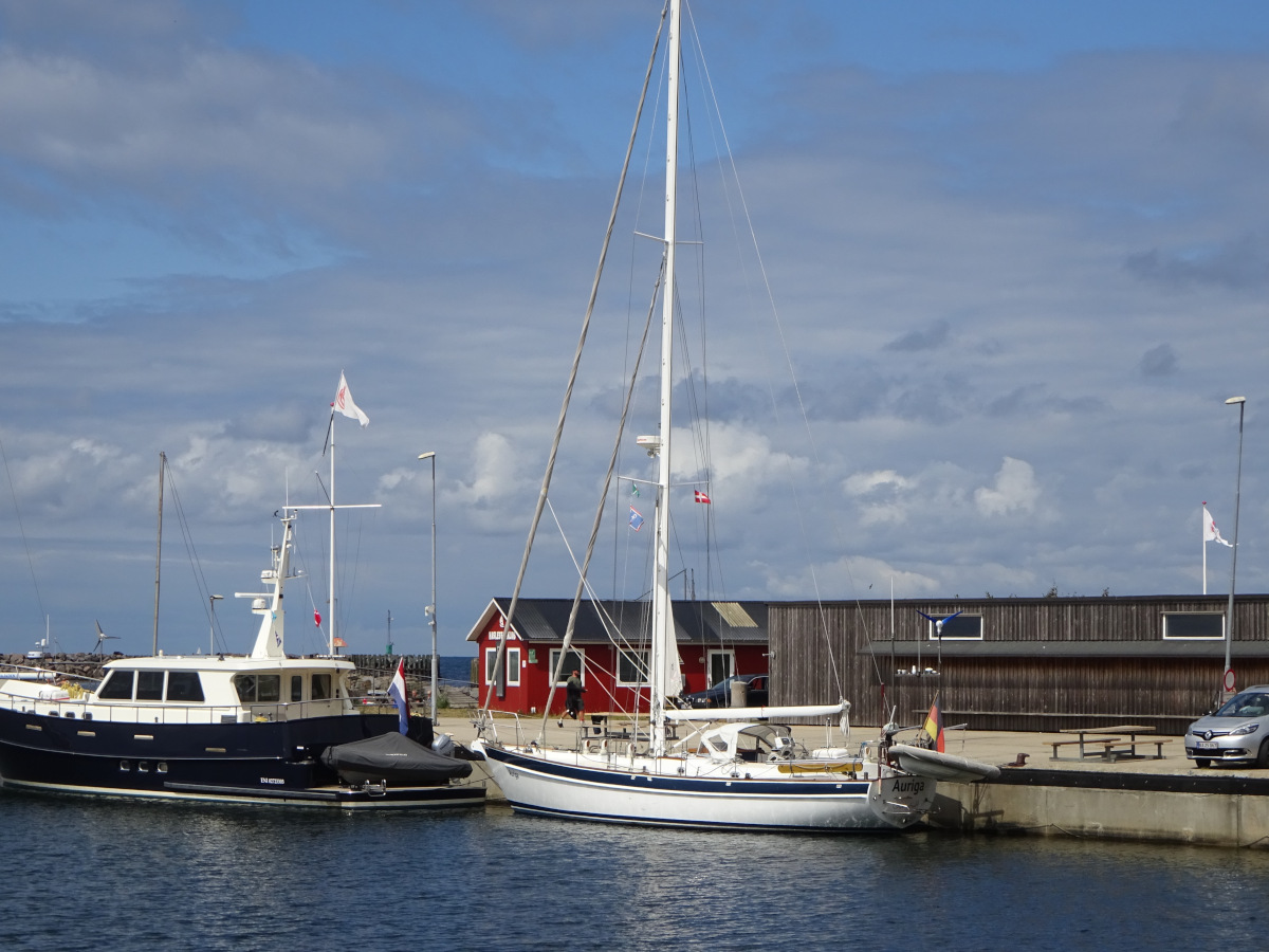Auriga liegt an der "Premium"-Pier direkt hinter einen großen Holländischem Motorboot