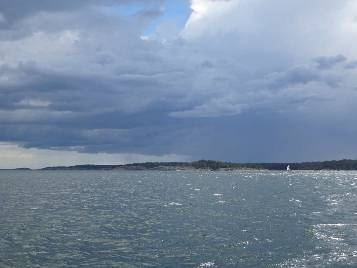 Oijoijoi... diese Wolke erwischt uns mit plötzlichem Windrichtungswechsel kurz vor Nynäshamn