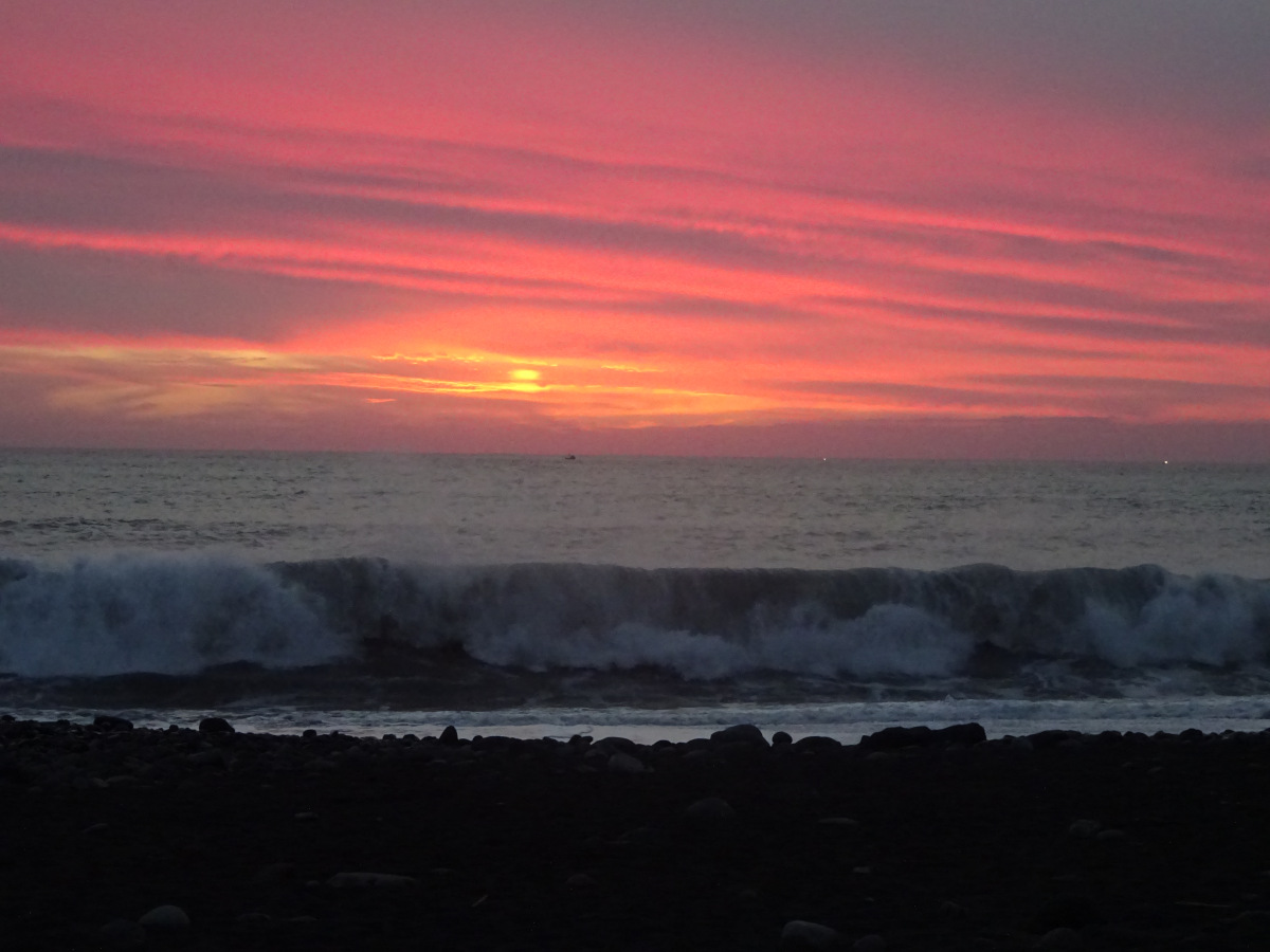 Fast jeden Abend romantische Sonnenuntergänge mit spektakulären Wellen