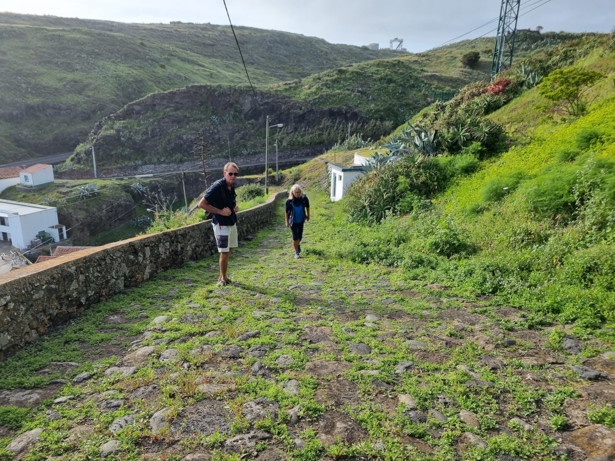 Dieser steile Weg zur Stadt unterdrückt häufige Kneipenbesuche
