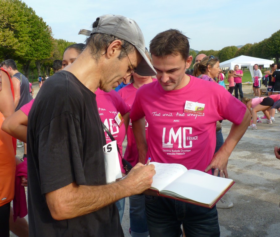 Jean Jacques GOLDMAN signe la proclamation de la Journée Mondiale de sensibilisation à la LMC .