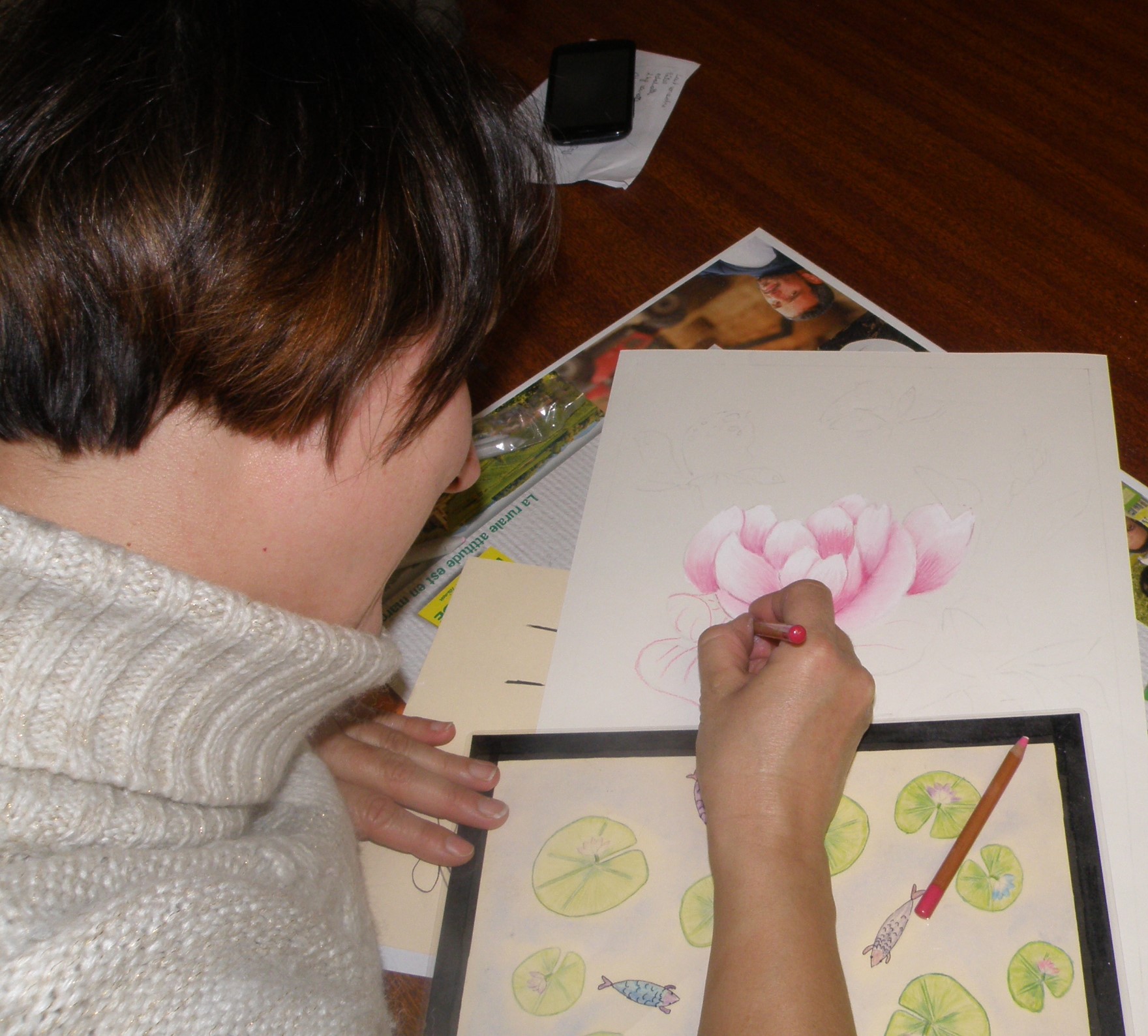 Elodie (Maman de Ludovic) compose un bouquet de pivoines roses 