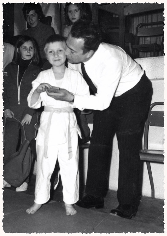 Mr BLANDIN " fondateur et 1er président de l'ASAPV en 1963"  lors de la remise de récompense à la petite Sylvie Vermot  "1973"