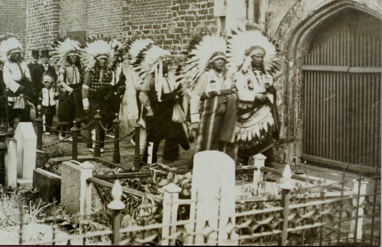 Sioux Delegation "an der Große Kirche" in Emden  / Mai 1932 (Quelle : Herr Janßen / Stadt Emden)