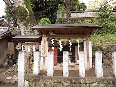 神社脇の祠の軒下に