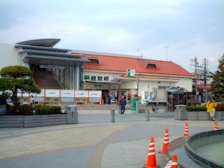 赤屋根が旧佐野駅舎。あっさりと壊してしまいました