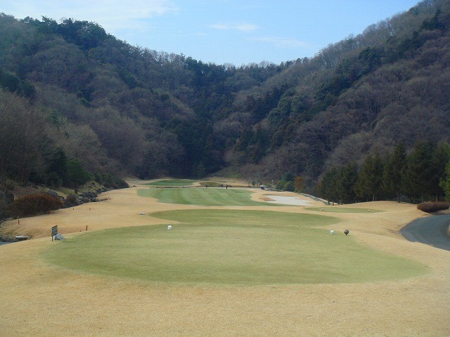 東コース　イン 16番　PAR4　距離は短いが、ハザードが浅く、FWが狭い、緩やかな打ち下ろしミドル。