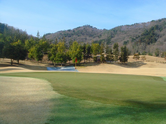 東コース　イン 11番　PAR3　グリーンは、池に向かって傾斜