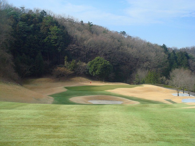 東コース　イン 13番　PAR4　セカンド、かなりの打ち下ろしとなるので、1クラブ短く。