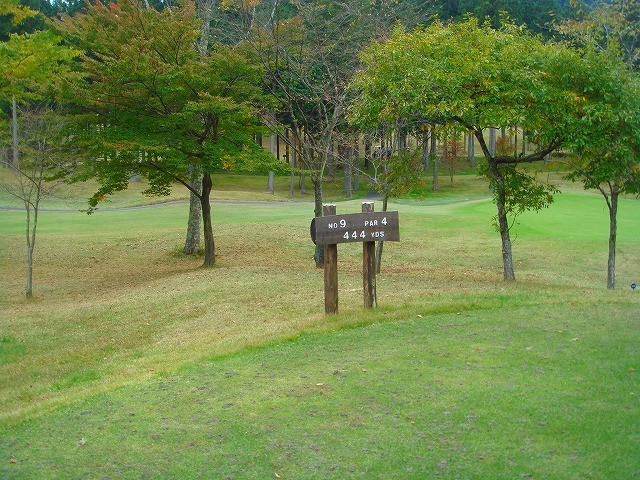 パインズ日光ゴルフ倶楽部 9H PAR4　距離の長い最難度のパー4。