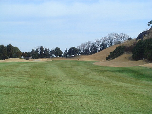 東コース　イン 14番　PAR4　セカンドは、軽い打ち上げとなるので、距離を合わせること。