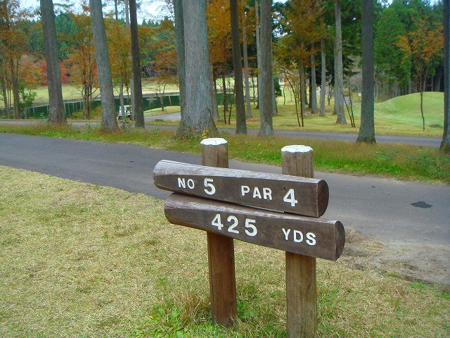 パインズ日光ゴルフ倶楽部 5H PAR4　距離あり、緩やかに上っていくミドル。