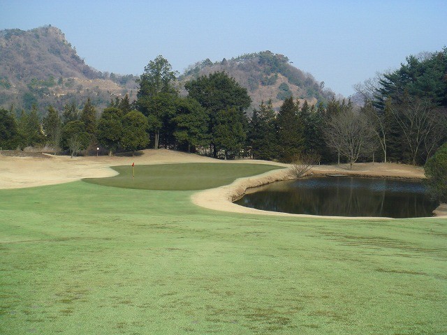 東コース　イン 17番　PAR4　セカンドは右の池に注意、左目から。