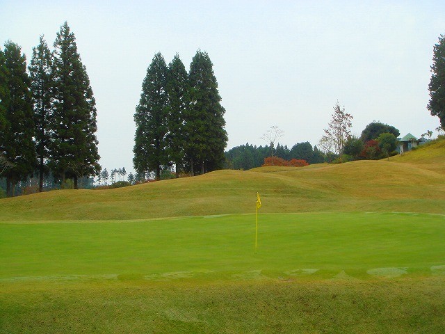 パインズ日光ゴルフ倶楽部 11H PAR4　グリーンは手前側中央に、右から左へスロープが走っているので、注意。