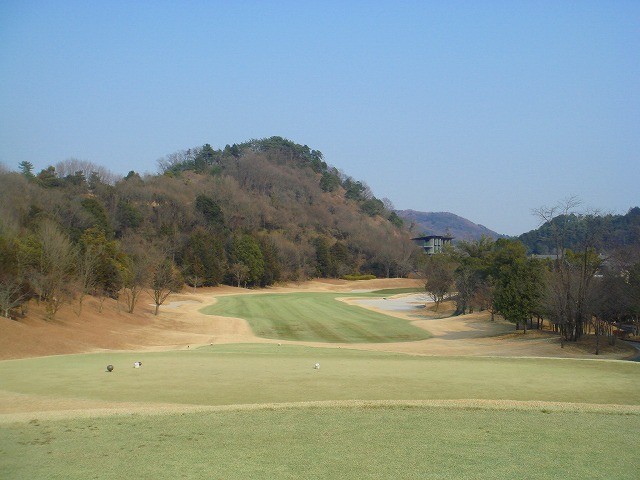 東コース　アウト 5番　PAR4　距離の短いやさしいミドル。