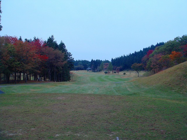 パインズ日光ゴルフ倶楽部 14H PAR4　ティショットは、打ち下ろしになるので、距離は稼げる。左への引っ掛け注意してセンター狙い。