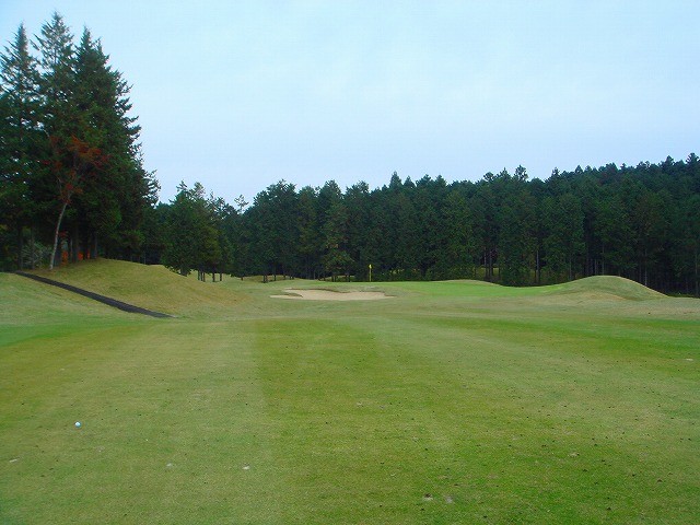 パインズ日光ゴルフ倶楽部 3H PAR4　セカンドは、グリーンが手前と奥の2段グリーンなので、ピン位置に乗せること。