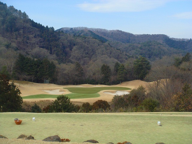 東コース　イン 15番　PAR3　グリーンセンター狙い。打ち下ろしの分の距離選択を